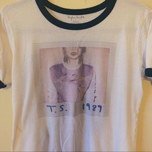 Authentic Taylor Swift 1989 World Tour T-Shirt 🌻